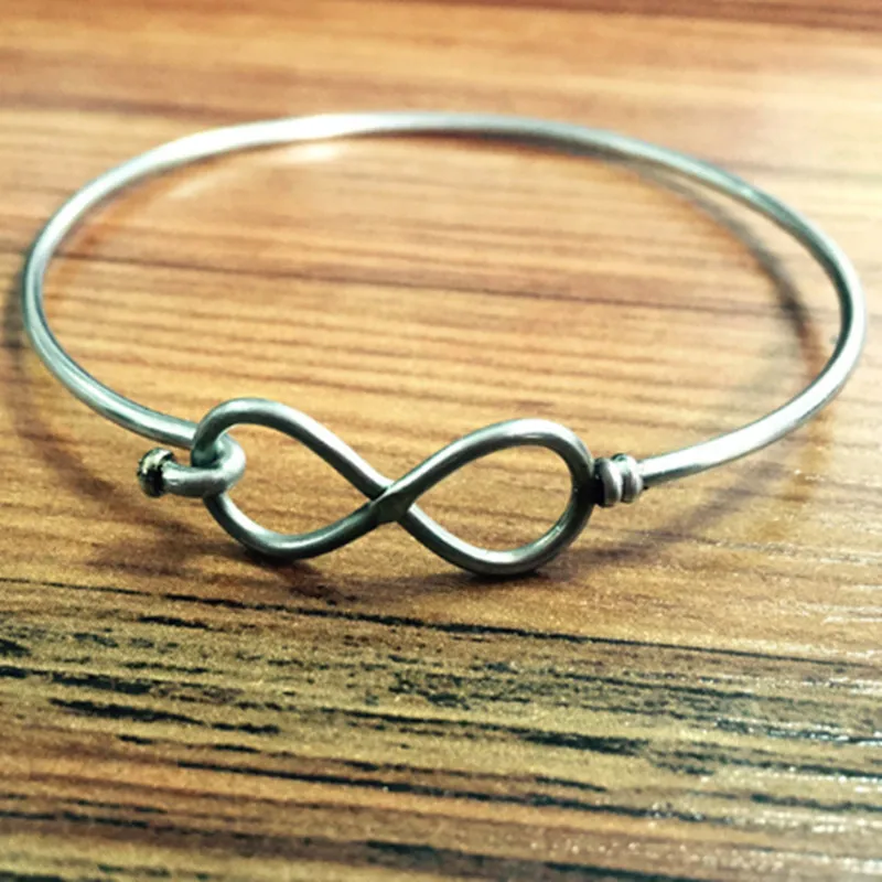 Браслет из проволоки и бусин серебристого цвета с застежкой в форме сердца знака