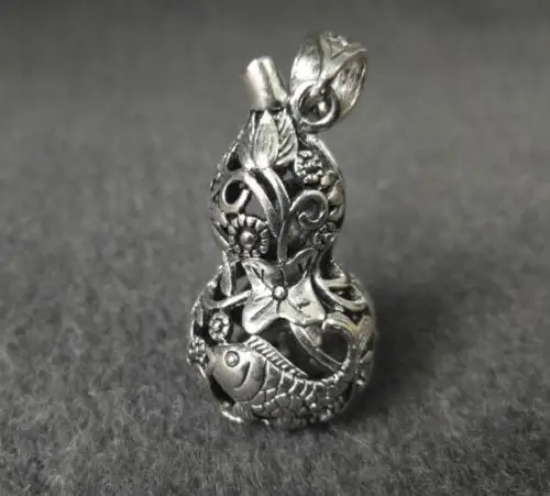 

TIBET DECORATED HANDWORK OLD MIAO SILVER CARVED CARVING FISH GOURD SMALL PENDANT
