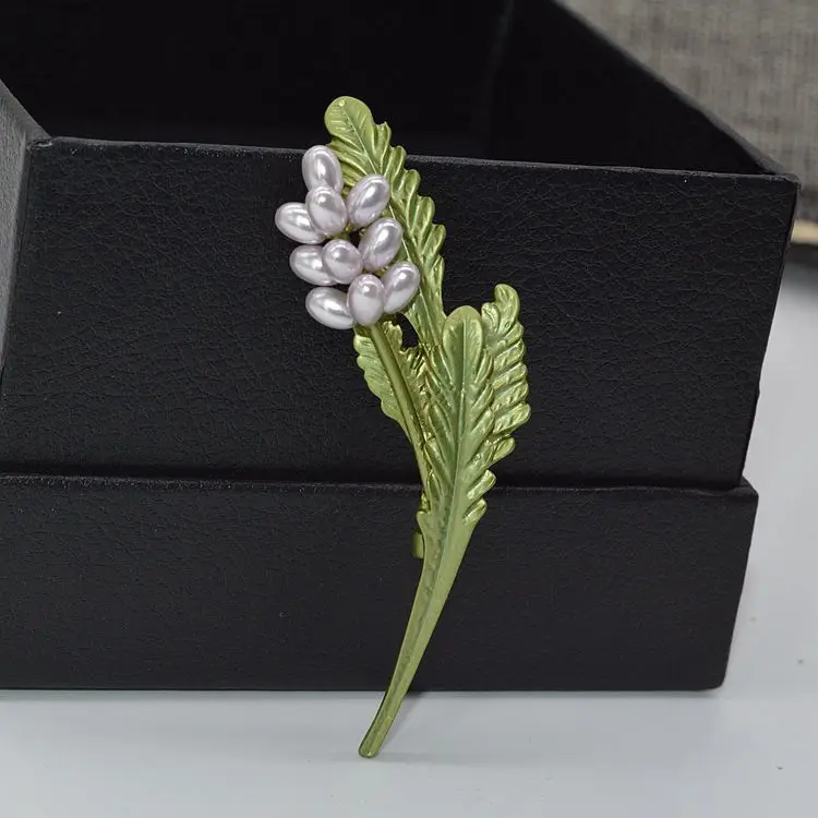 

Hot Sale Antiques Similuted Pearl Green Lacquer Grass Retro Brooch Pin Corasage Jewelry For Women