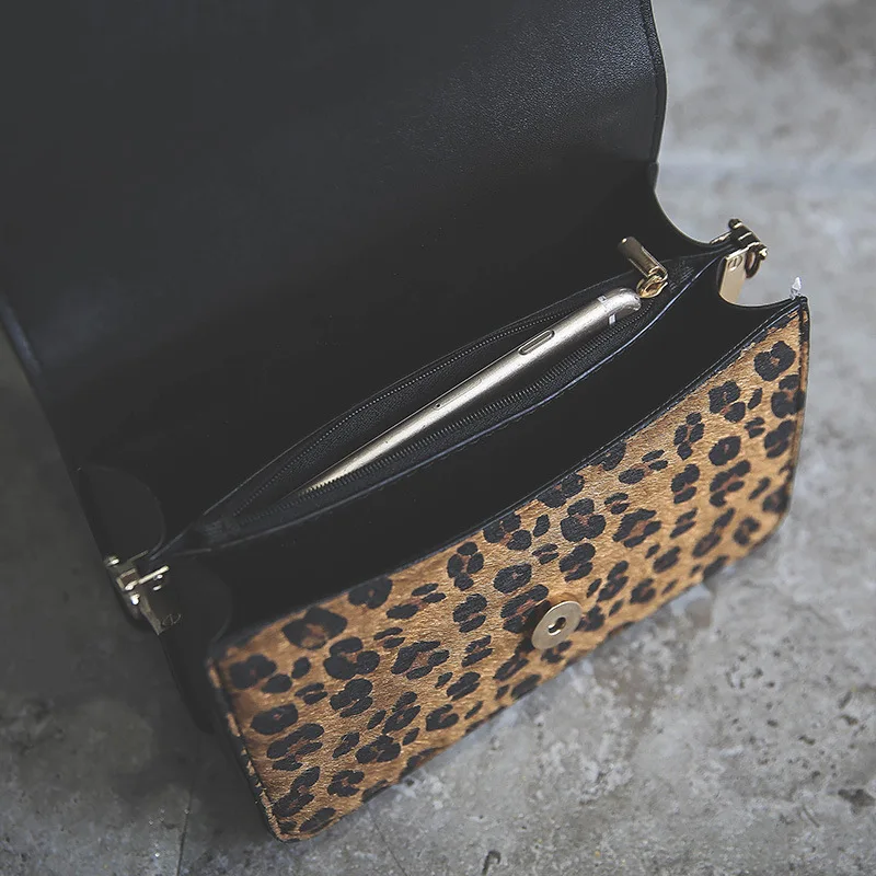 Сумка-мессенджер из искусственной кожи маленькая леопардовая с широким ремнем |