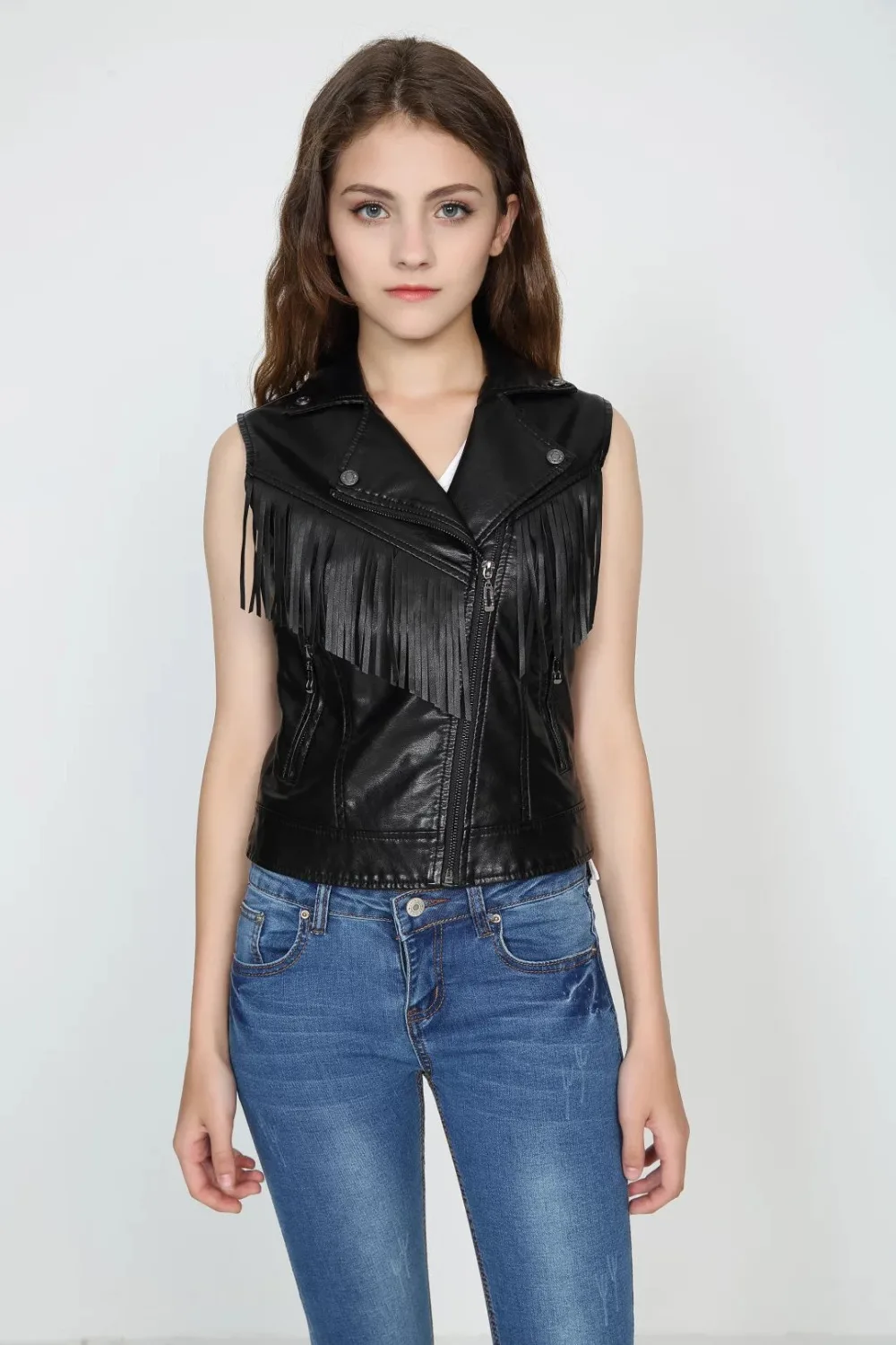 Женский жилет из искусственной кожи черный облегающий короткий с подкладкой и
