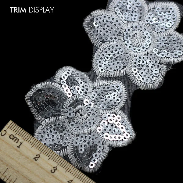 Серебристая кружевная ткань с цветочной вышивкой и блестками Отделка лентой