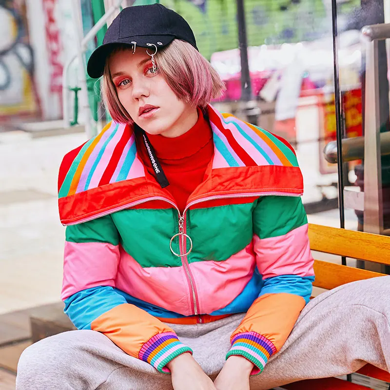 Женская зимняя короткая куртка в радужную полоску с отложным воротником|Женские