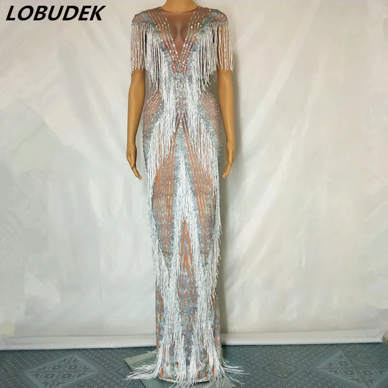 Женское длинное платье без рукавов белое с бахромой и стразами вечернее для