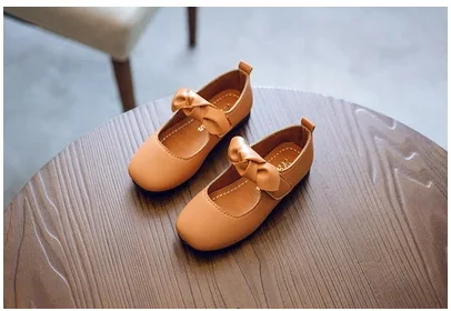Новинка Модельные туфли для маленьких девочек с бантом Цвет черный коричневый