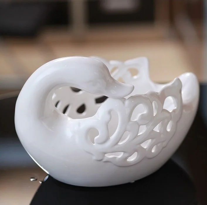 

Fretment Ceramic Swan Statue Fruit Plate Decorative Porcelain Candy Bowl Dinnerware Ornament Craft for Parlor and Dining Room