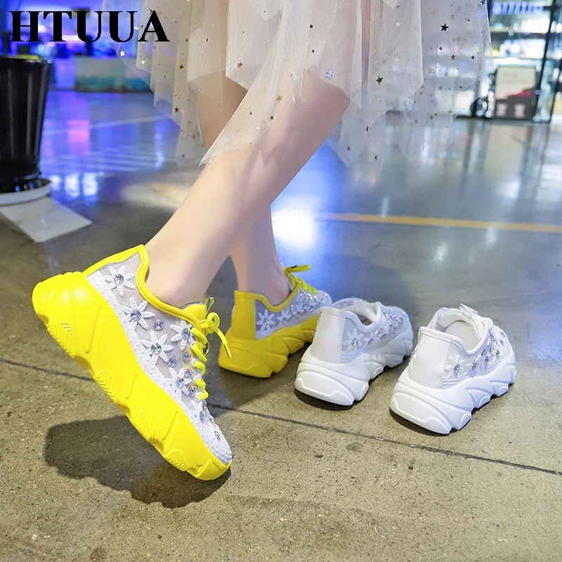 HTUUA модный дышащий сетчатый с вышивкой из страз желтые белые кроссовки Женская