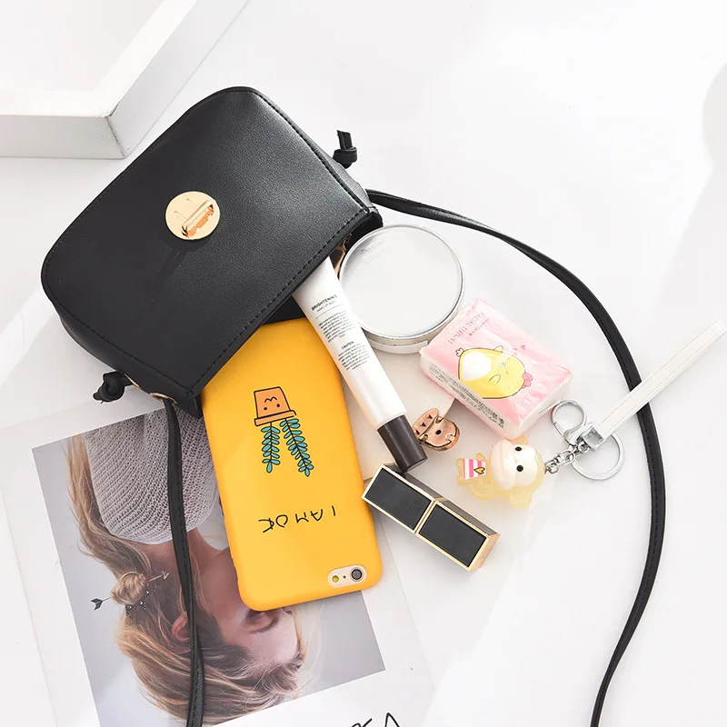 Маленькая сумка через плечо женская кожаная с клапаном длинный ремень клатч на