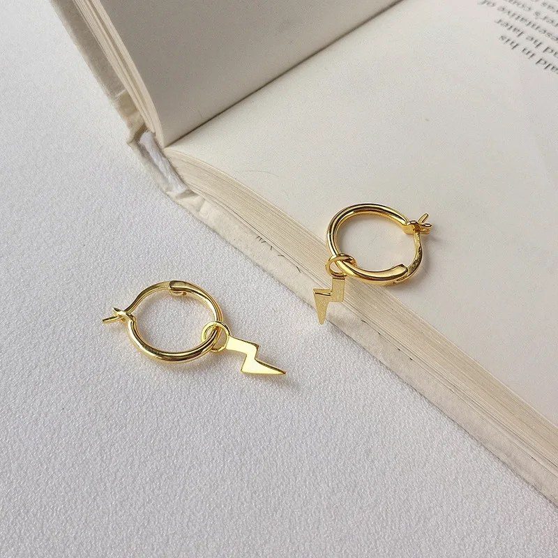 Серьги-кольца INZATT из серебра 925 пробы с геометрическим узором золотого цвета |
