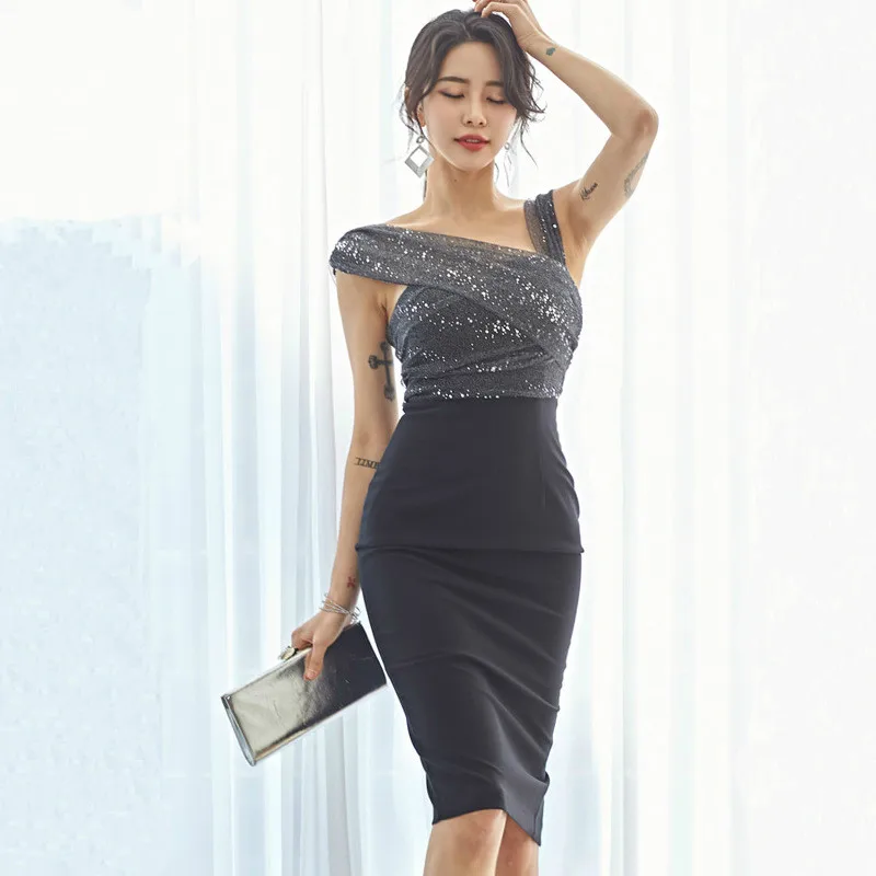 Женское вечернее платье без рукавов черное с открытыми плечами в стиле ампир