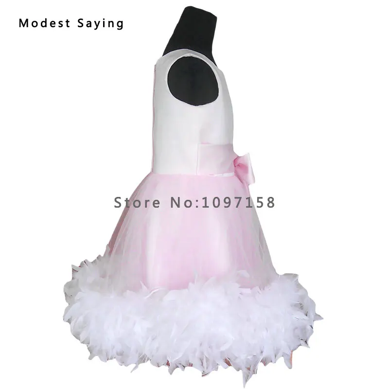 Женское бальное платье с бантом розовое перьями и цветами длиной до середины