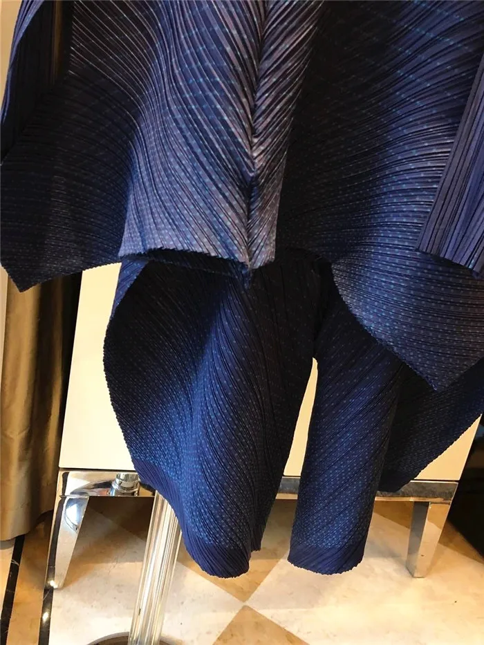 Miyake/ стиль; футболка с треугольным вырезом и рукавом три четверти в складку; брюки; два предмета;