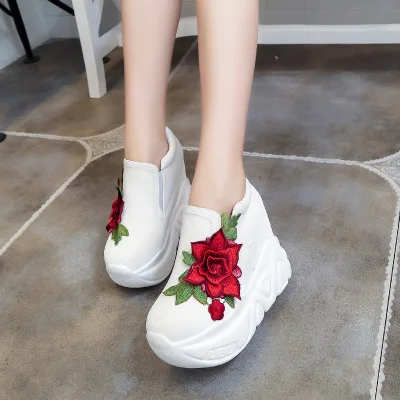 White Flower Сезон весна-осень; корейский стиль; модные кроссовки на платформе с вышивкой; повседневные белые/черные кроссовки для женщин; обувь на массивном каблуке; кроссовки - Цвет: White Flower