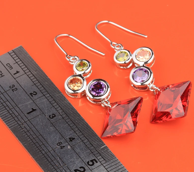 Разноцветные драгоценные камни многоцветные морганиты красные фиолетовые