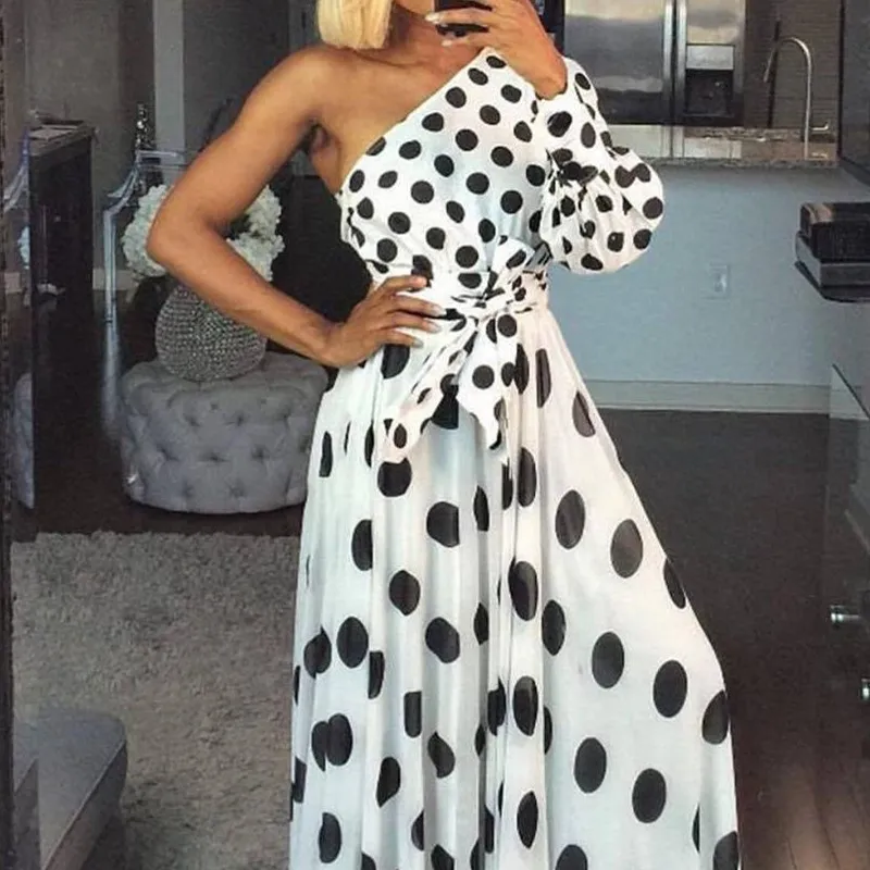 Женское платье трапециевидной формы в горошек с поясом и бантом на одно плечо