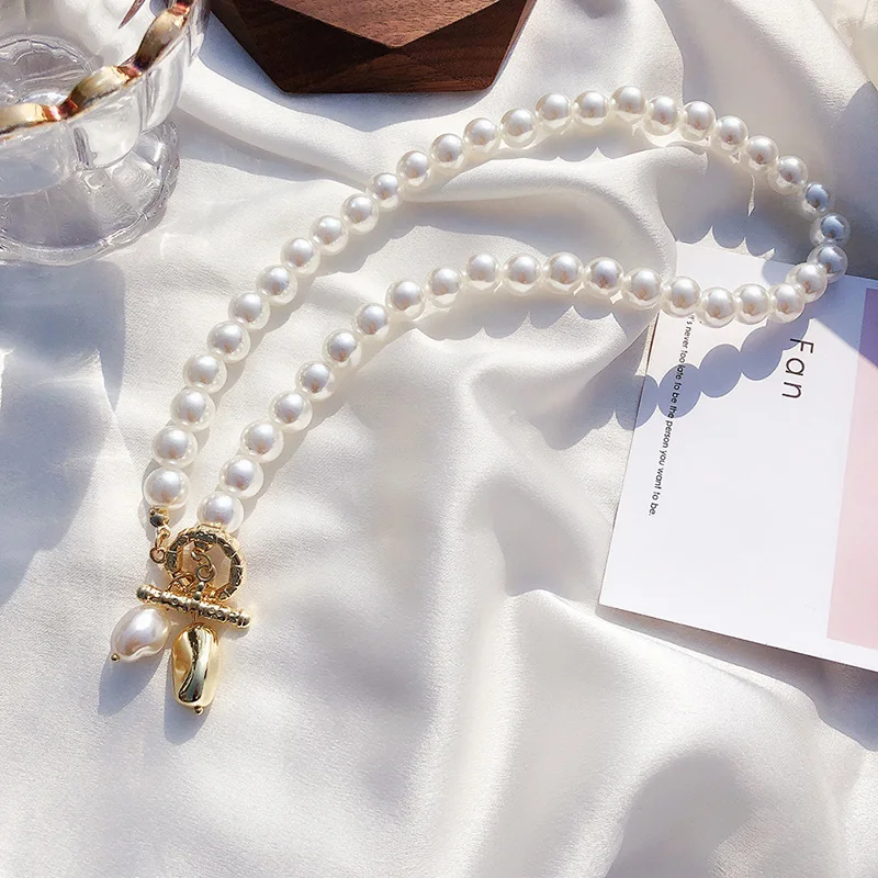 Ожерелье-чокер женское с жемчугом неправильной формы золотого цвета подвеской