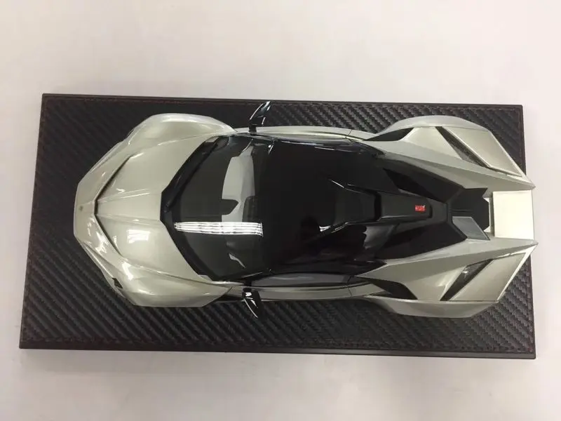 Полимерная модель автомобиля SophiArt WMOTORS Lykan Fenyr HyperSport 1:18 (серебристый) + небольшой