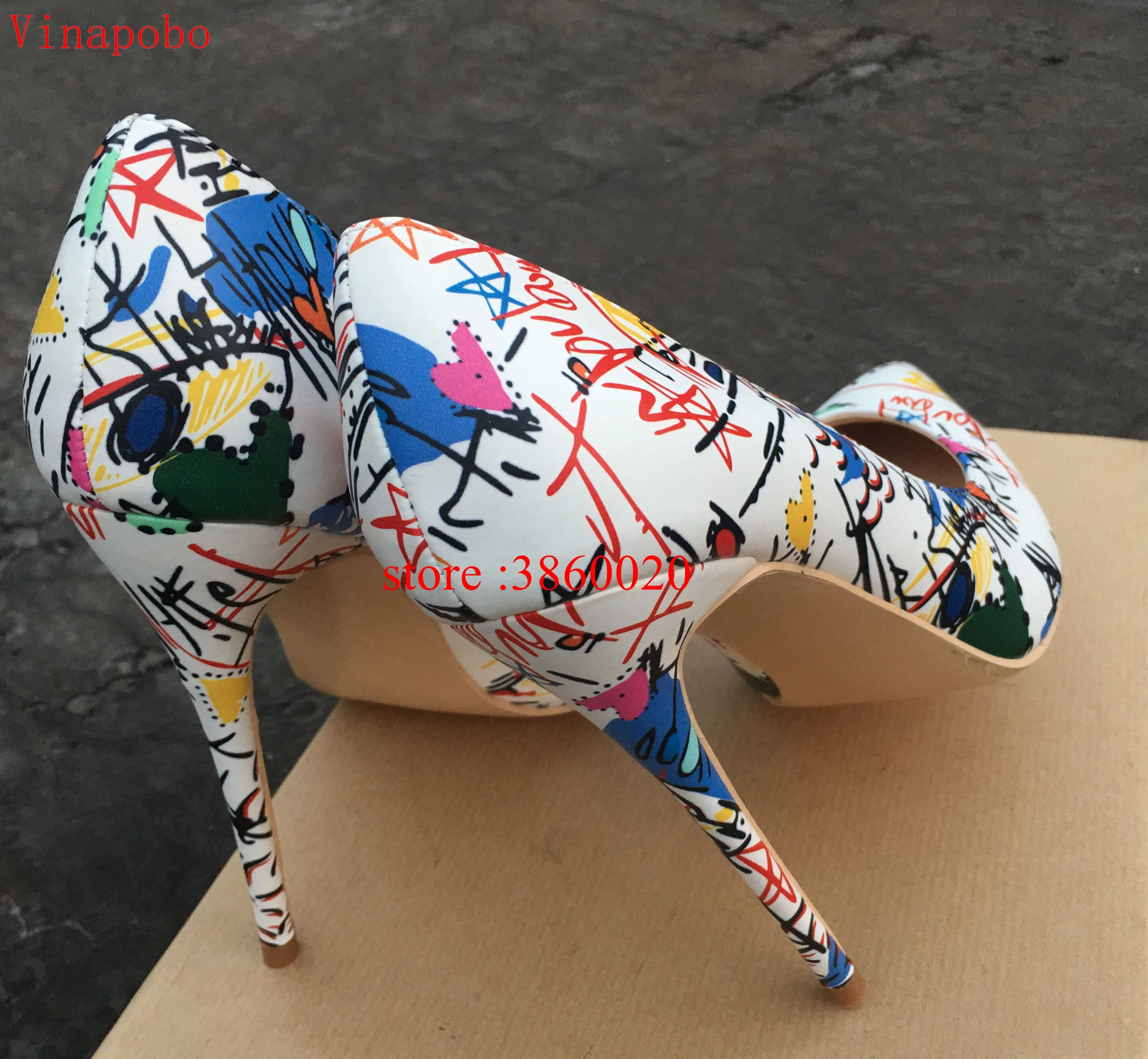 Женские модельные туфли с принтом граффити белые из матовой кожи на высоком