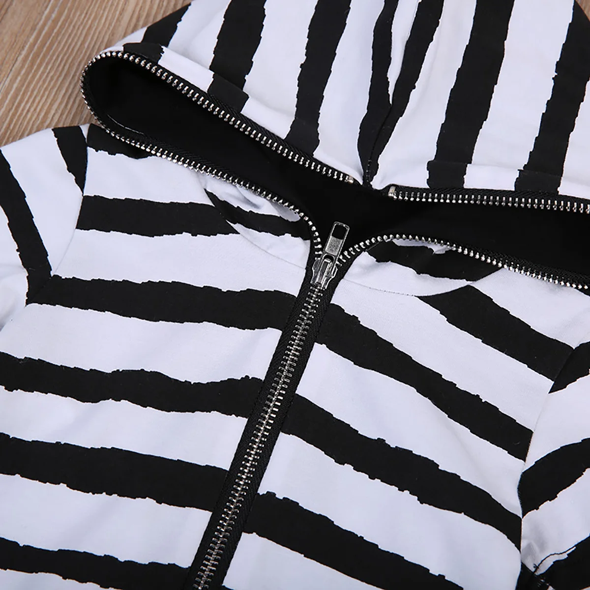Повседневный комбинезон в полоску с коротким рукавом и молнией для