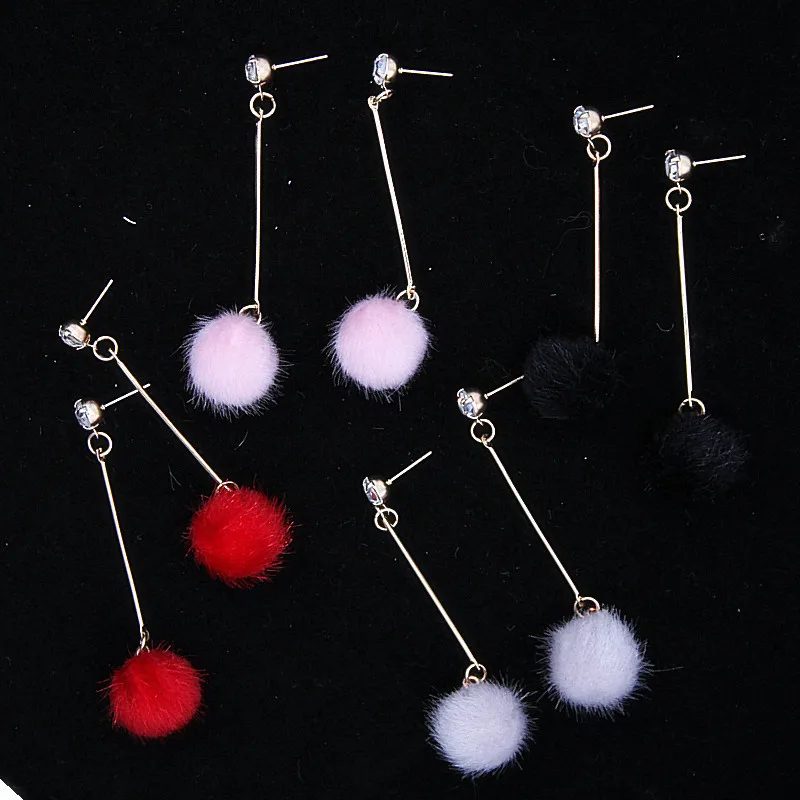 Женские длинные серьги с меховым помпоном оригинальные металлические золотого