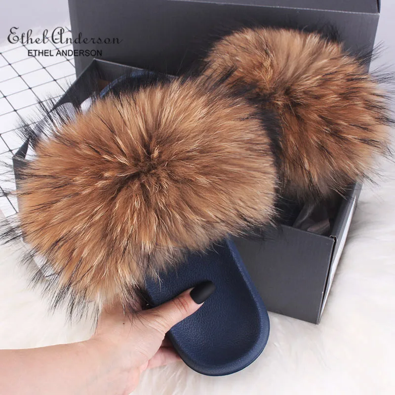 Brown Raccoon(Navy) Летние женские тапочки с лисьим мехом; шлепанцы с натуральным лисьим мехом; модные меховые Вьетнамки; повседневные пляжные сандалии; Пушистый Плюшевый обувь - Цвет: Brown Raccoon(Navy)