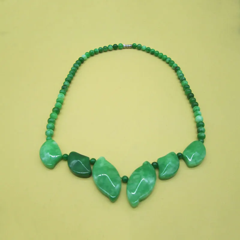 

KYSZDL Green yu stone leaf shape with decorative Necklace Fashionable Women short style stone Necklace jewelry gift