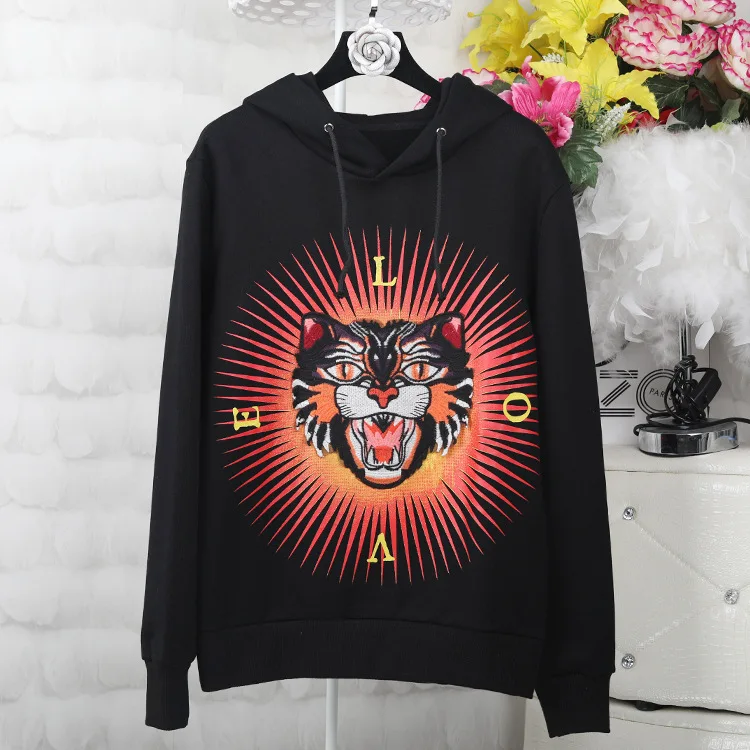 Women's new model of animal design in three - dimensional embroidery with a printed hoodie. | Женская одежда