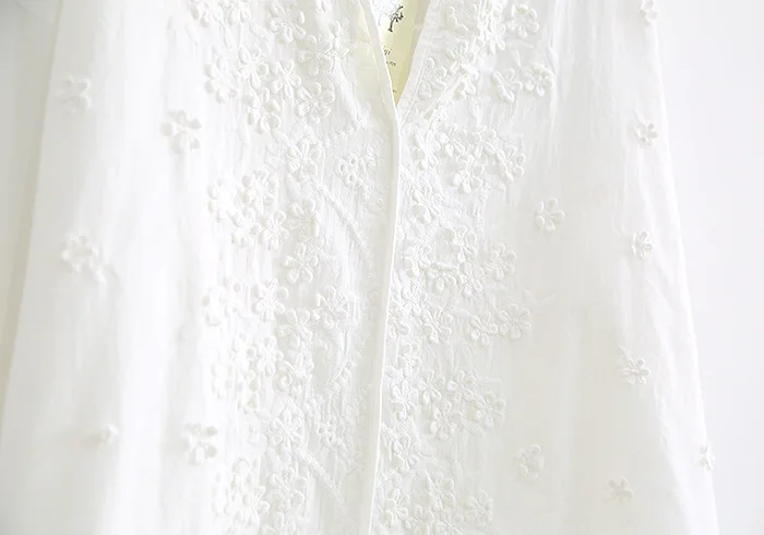 2019 Women's Fashion V-neck Long-sleeved Embroidered Three-dimensional Flower Loose Pullover White Shirt |