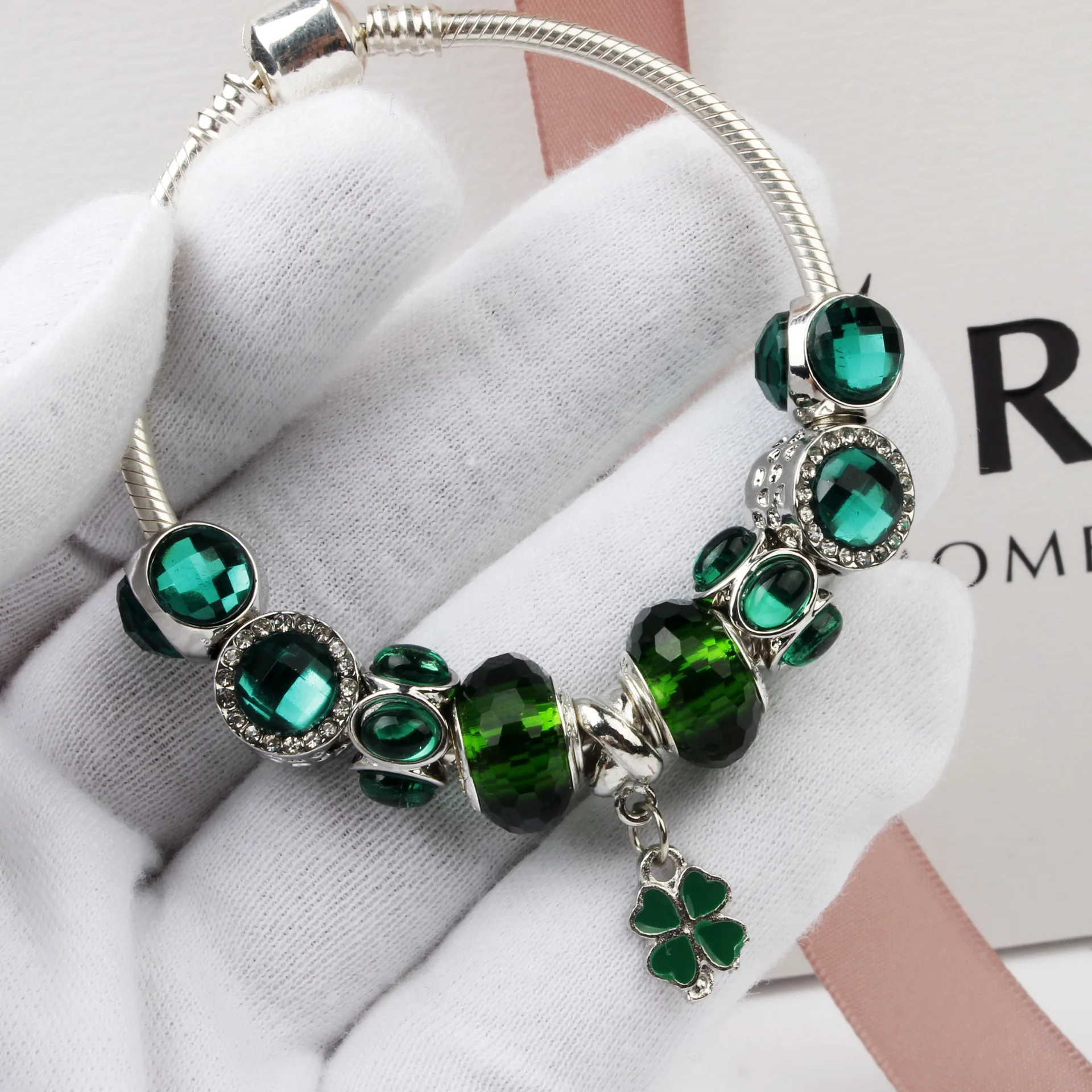 Посеребренный браслет с бусинами зеленая цепочка змейка клевером на удачу