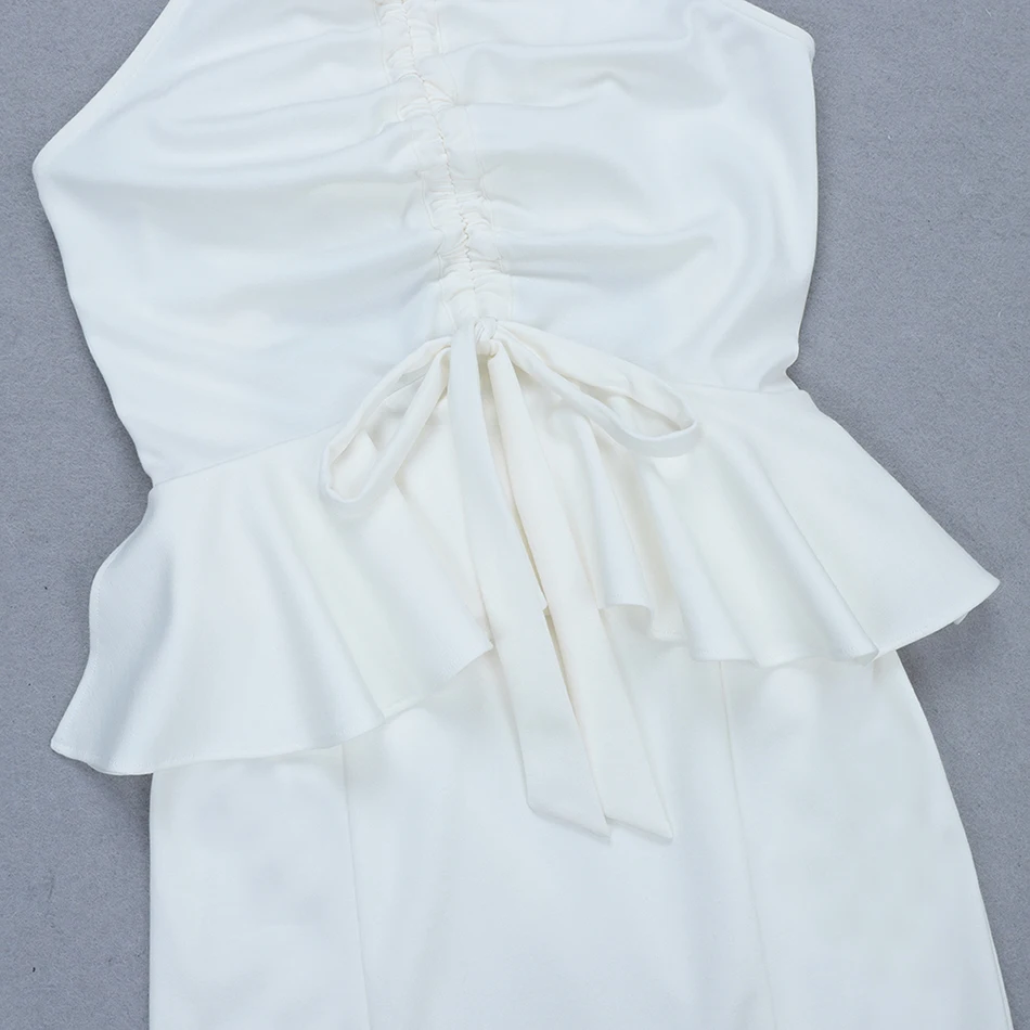 Женское платье с лямкой на шее и оборками элегантное облегающее вечернее белое