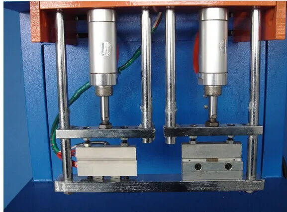 Полуавтоматическая косметическая машина для запечатывания мягких трубок