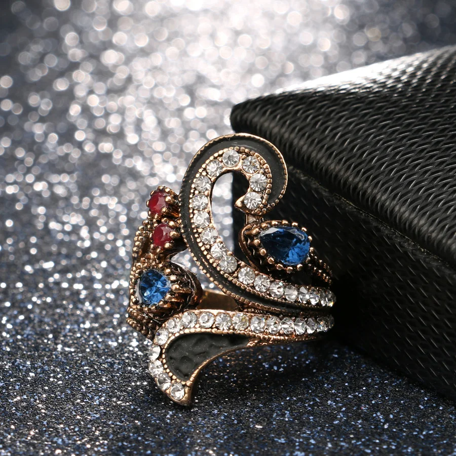 Женское Винтажное кольцо с эмалью золотистое черной | Украшения и аксессуары - Фото №1