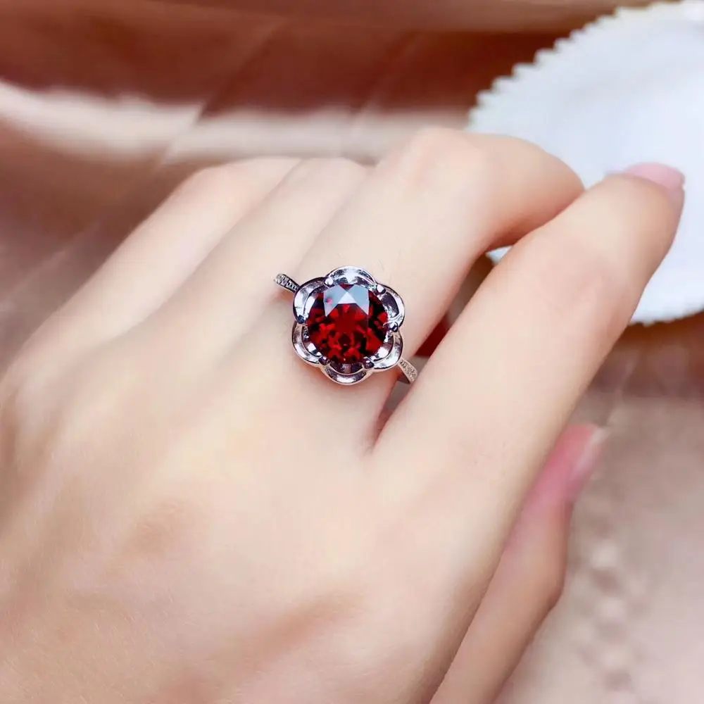 Кольцо женское красное из натурального граната серебряное для подарка на день