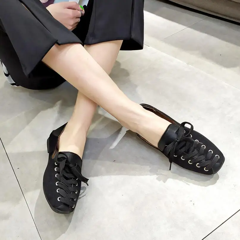 Женские туфли на плоской подошве с квадратным носком и перекрестными ремешками |