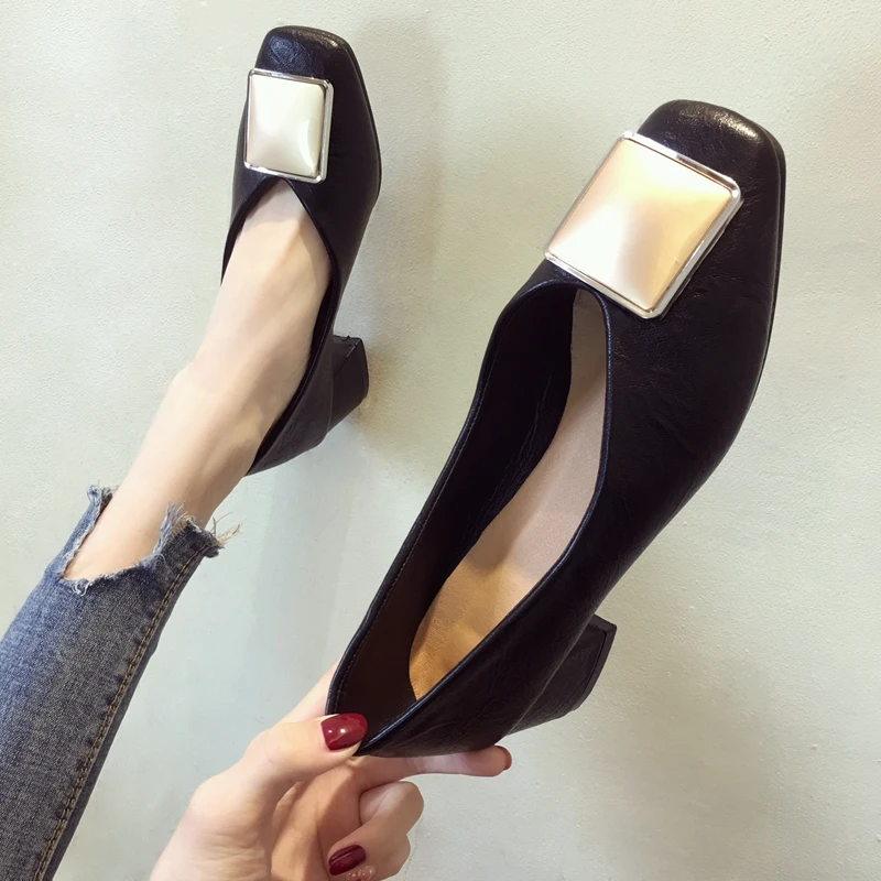 Новинка 2019 стильные женские туфли на плоской подошве с золотым носком без