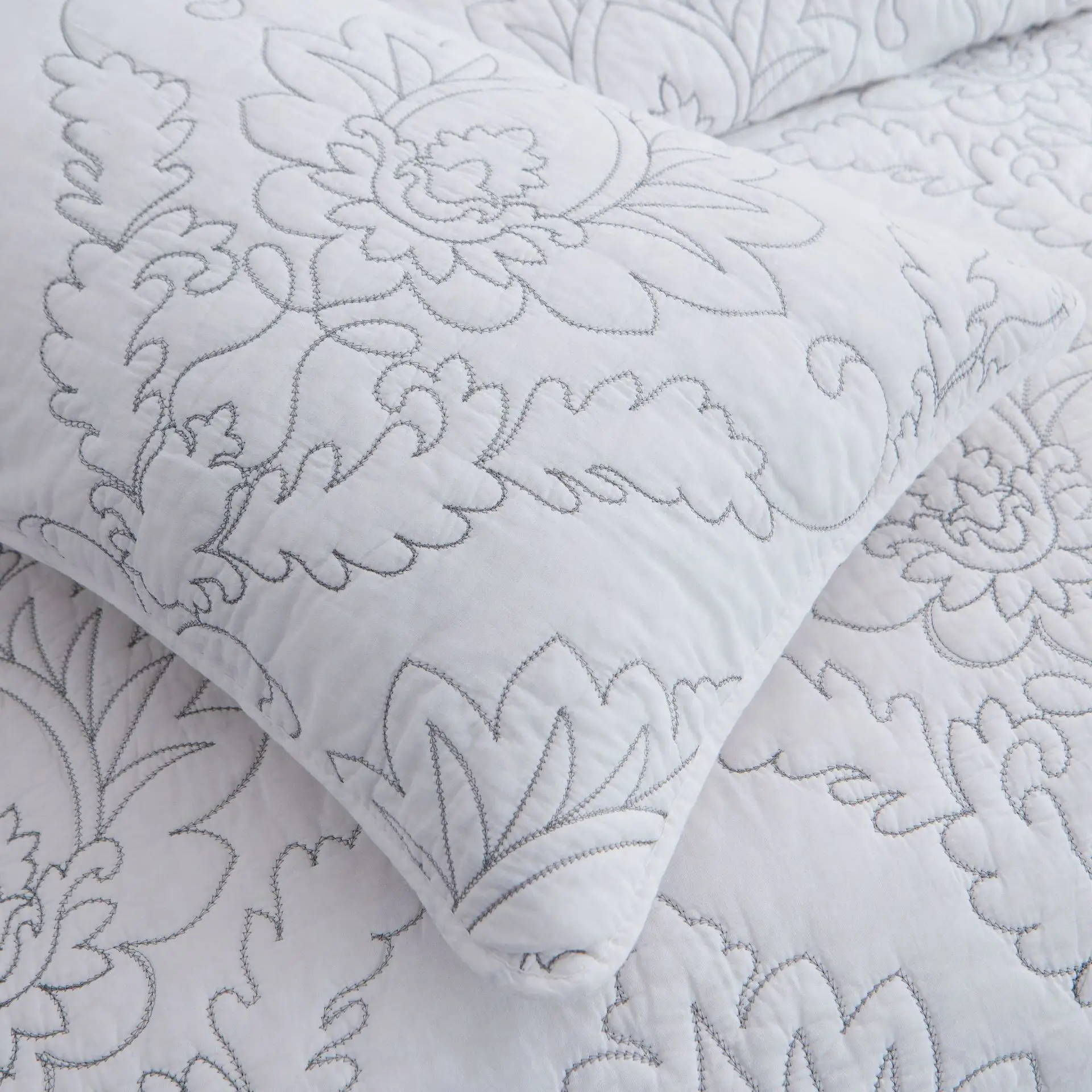 

FAMVOTAR White Vintage Quilted Bedspread Sets Floral Embroidery Comforter Set Luxury Oversized Coverlet Set Queen King Size