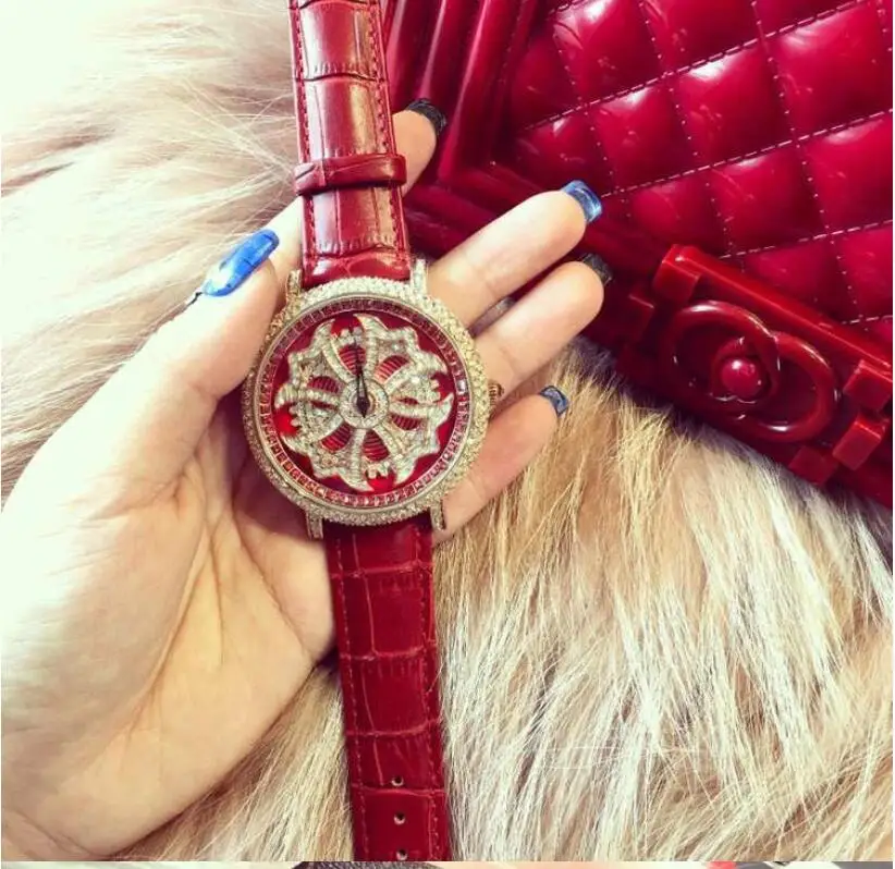 Женские наручные часы известного бренда блестящие с вращением большим камнем и