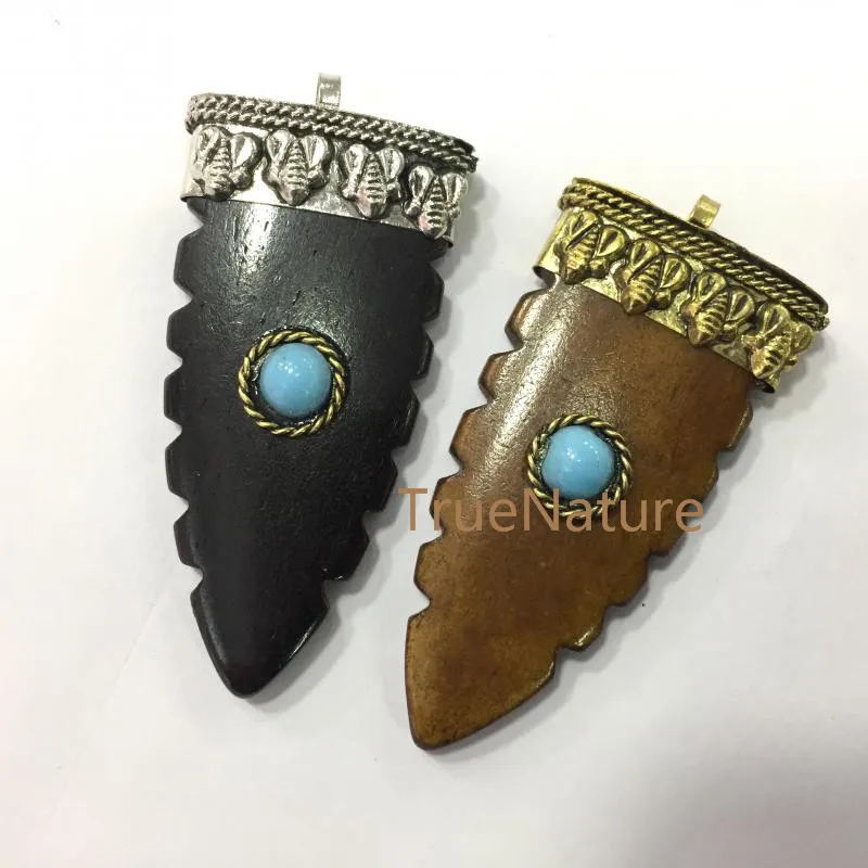 

Fashionable Resin Dagger Pendant Bronze Electroplated Blue Howlite Pendant Charm With Wave Trims In 48*23 mm PM4013