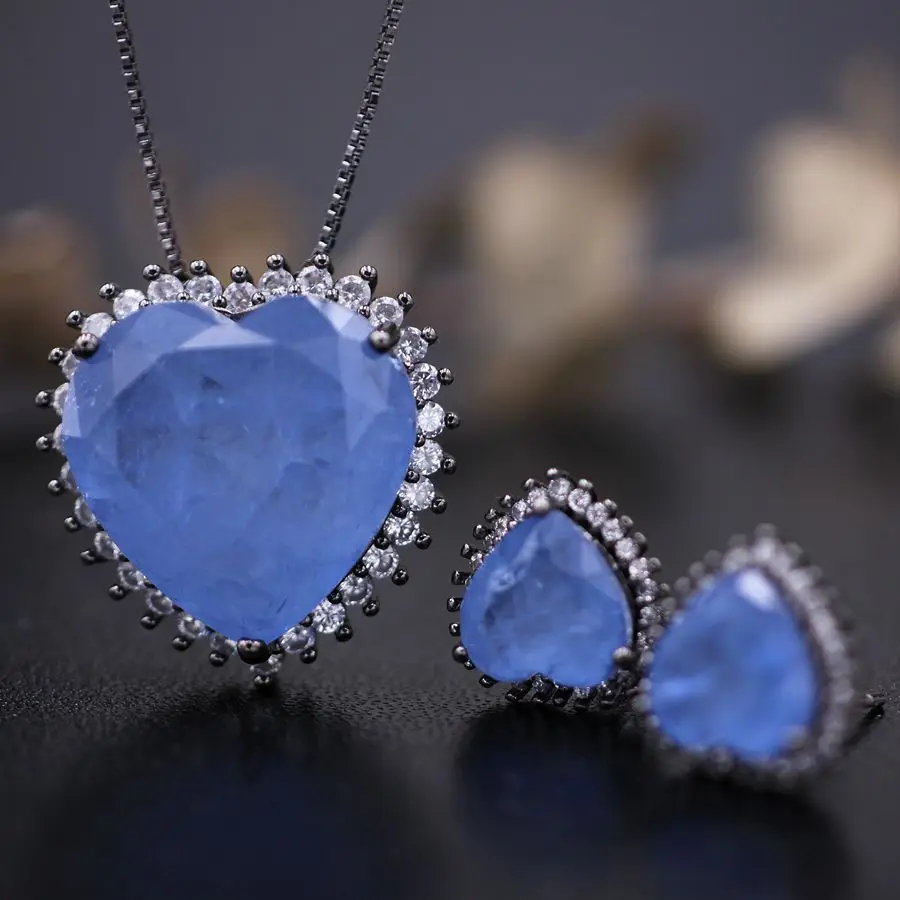 Фото Серьги-гвоздики и ожерелья с подвеской в форме сердца | Украшения аксессуары