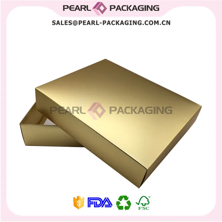 Металлическая коробка для упаковки одежды золотого цвета Матовая с крышкой