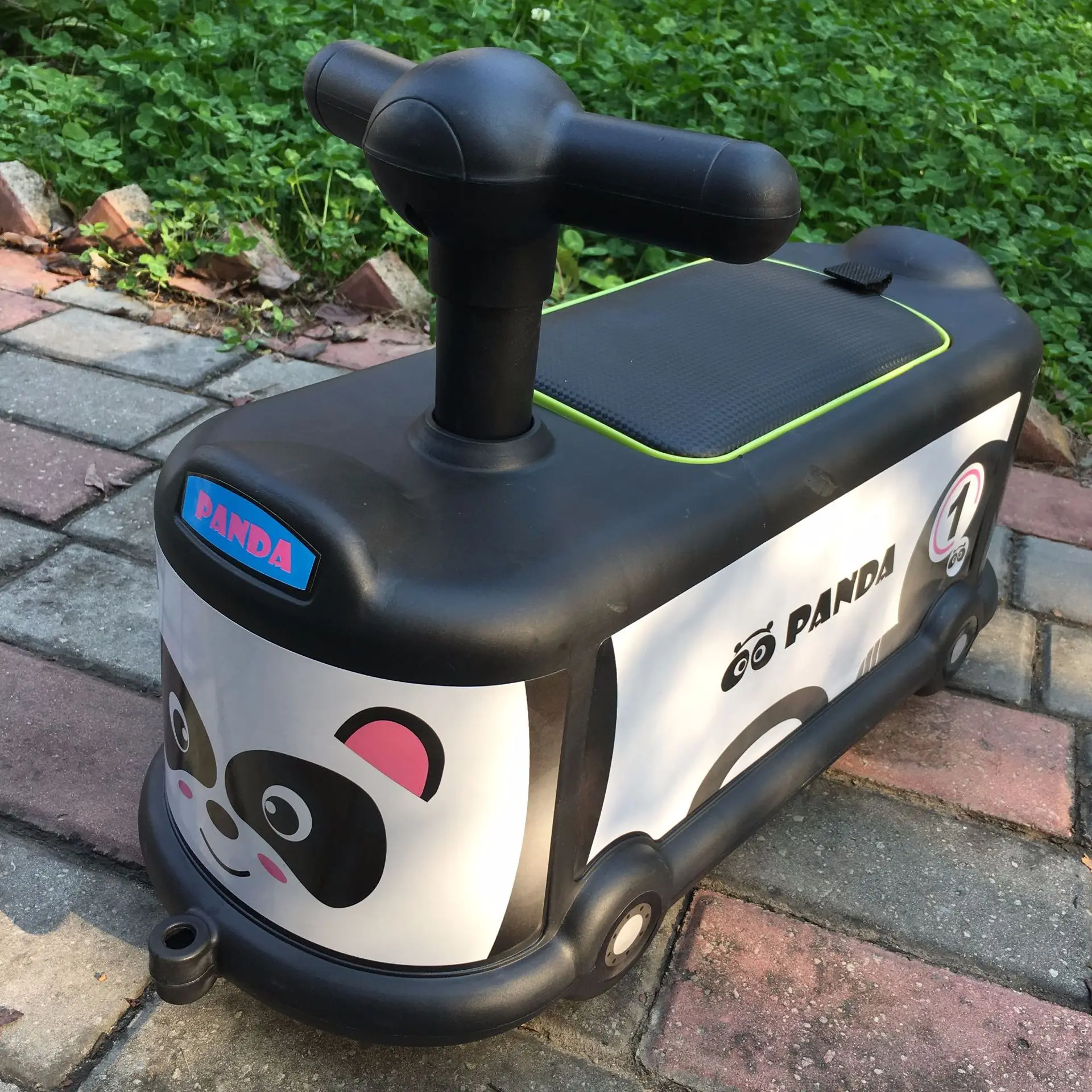 Детские игрушки скручивающийся автомобиль четырехколесный универсальный