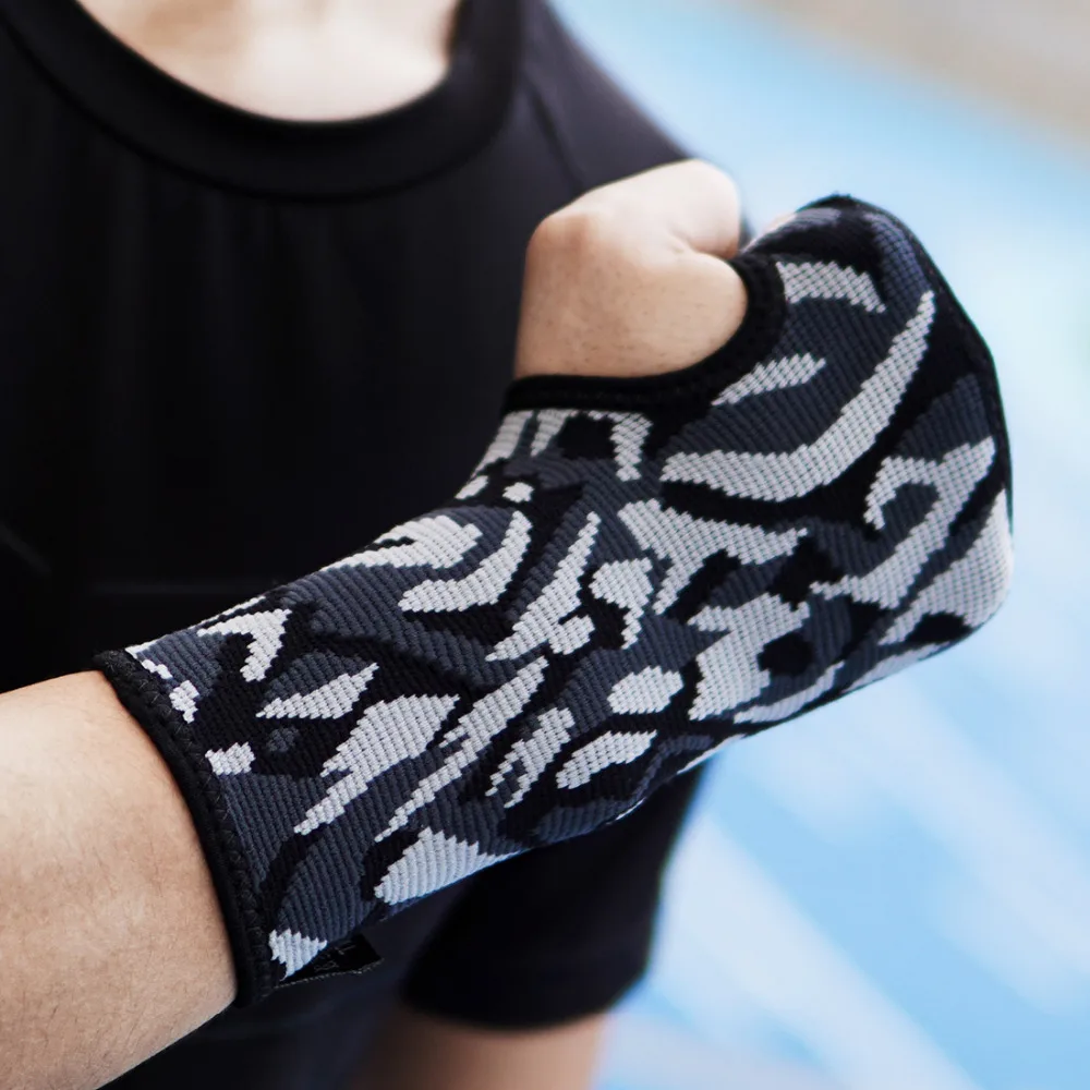 

Kuangmi 1 Piece Adjustable Wrist Brace Fitted Right / Left Thumb Stabilizer Sports Wrist Support Wrap for Tennis Weightlifting