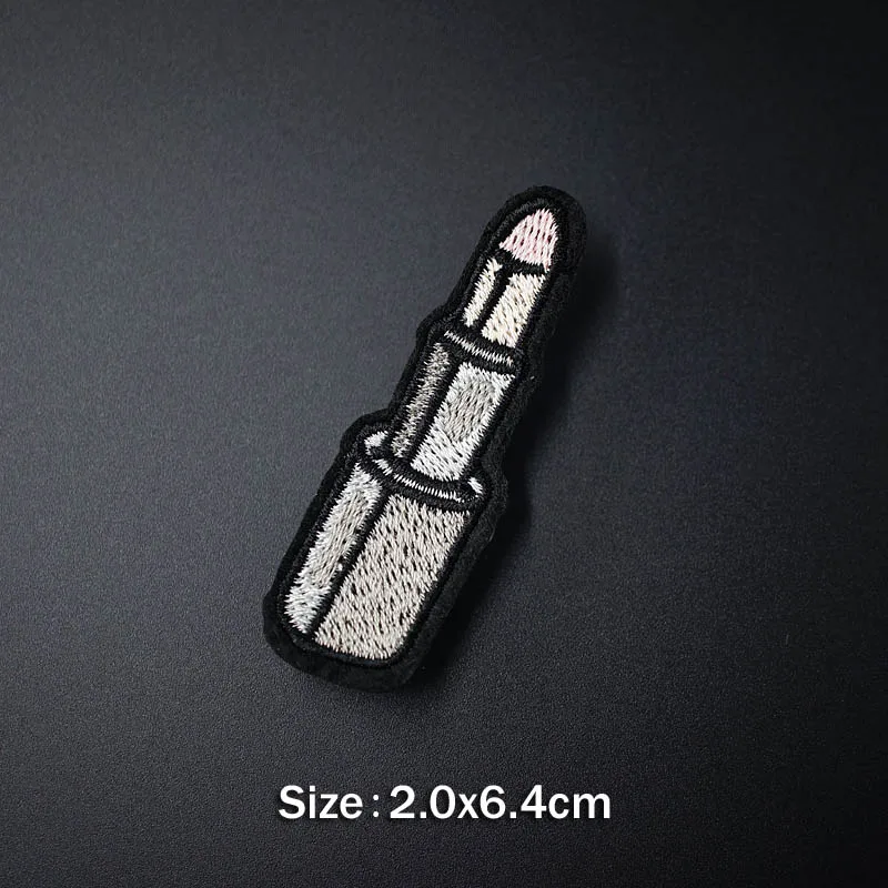 Вышитые значки-аппликации в виде собачьих губ