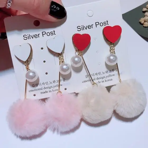 

Charmcci Fashion Lady Velvet Pearl Dangle Earrings Faux Fur Ball Drops Long Earrings for Women Heart Fur Ball Earrings oorbelle