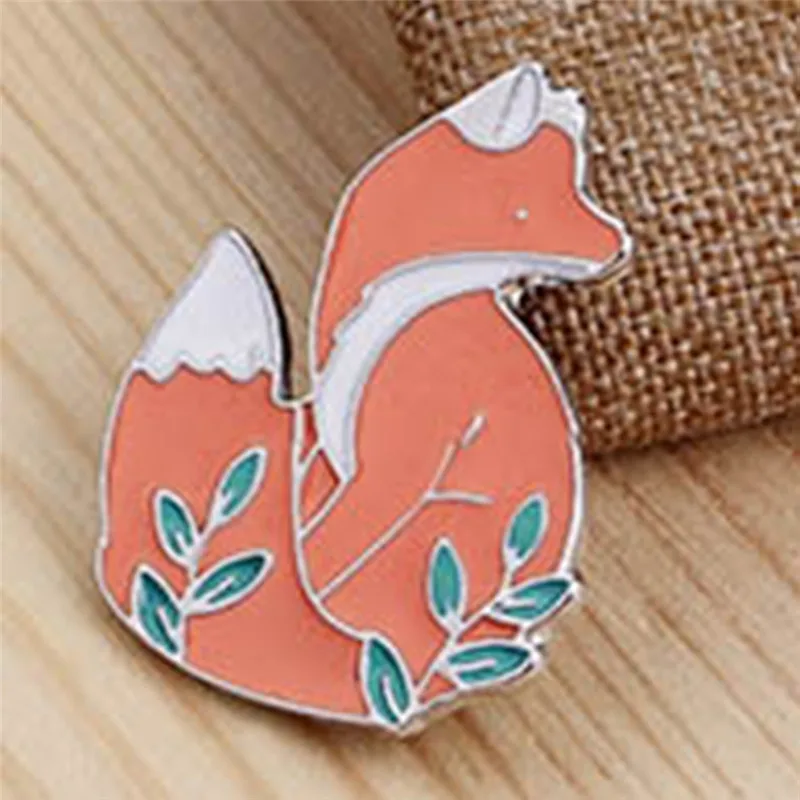 Привлекательные металлические ювелирные изделия в виде лисы золотого и