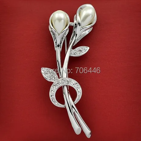 Элегантная металлическая брошь в виде цветка с кристаллами Стразы и жемчугом |