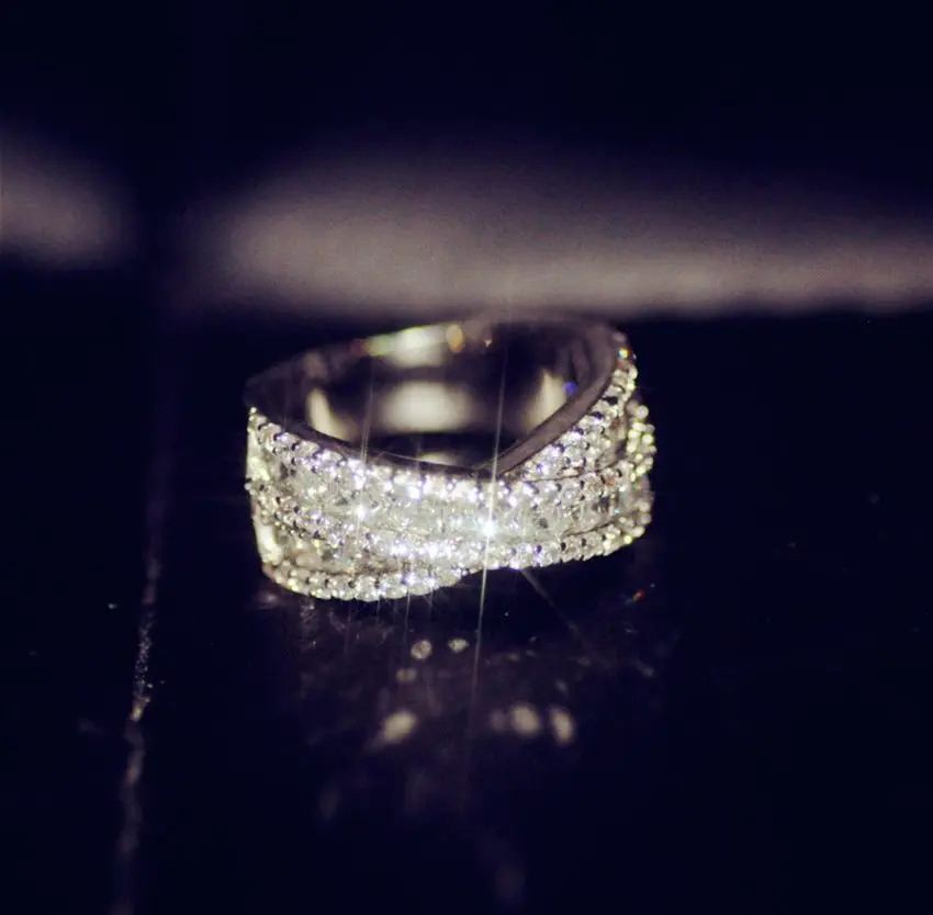 Модное кольцо на палец с фианитом и крестом белое золото покрытое искусственным