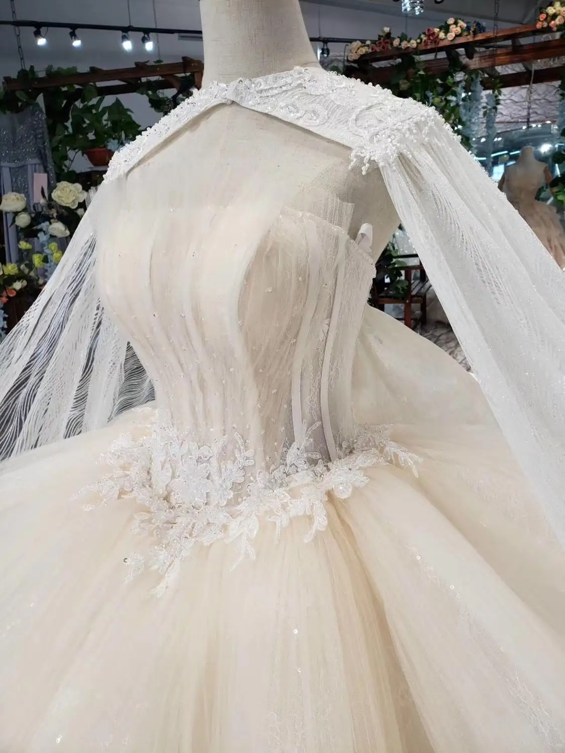 

Luxury Dubai Ivory Wedding Dress Strapless Wedding Dresses with wrap Ruffles Cathedral Train Arabic Lace Applique robe de mariee