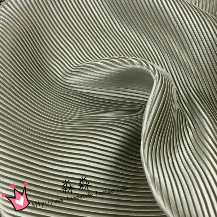 Ткань для одежды светло-серебристо-серая в полоску плиссе гармошку Шелковый