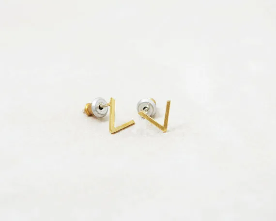 

Модные серьги-гвоздики с буквами «V», символические серьги «V» для женщин